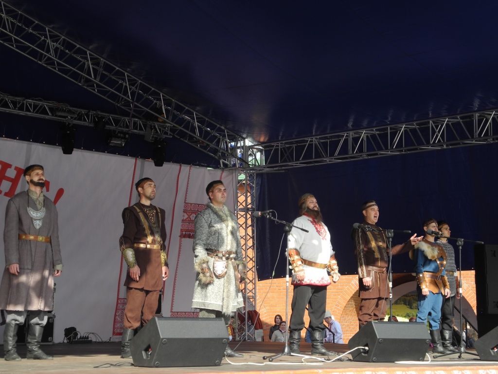 На сцене - марийские богатыри. (Фото Натальи Кулишовой).