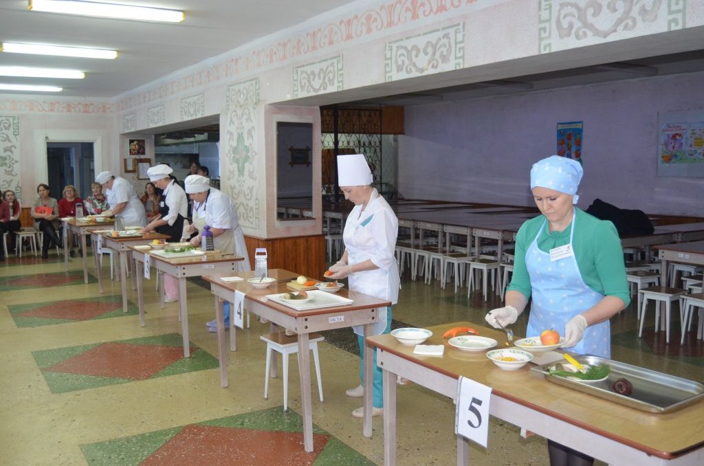 Конкурсантки за работой - на все про все у них полчаса времени.JPG