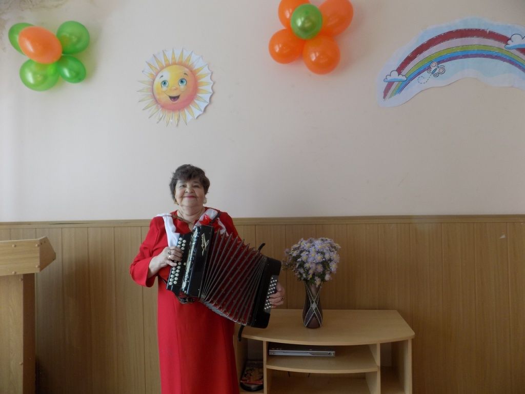 Наумова Тамара Петровна везде и всюду со своей любимицей - гармонью. (Фото предоставлено КЦСОН Йошкар-Олы)..jpg