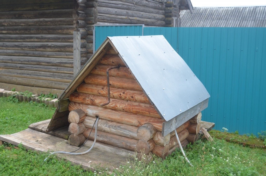 В этом симпатично м домике прячется единственный на всю деревню колодец.JPG