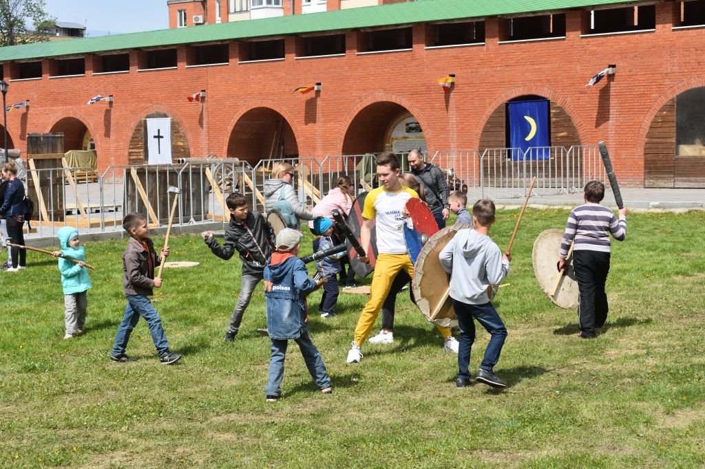 Для детей в этом году было организовано несколько площадок, и каждая из них пришлась им по вкусу