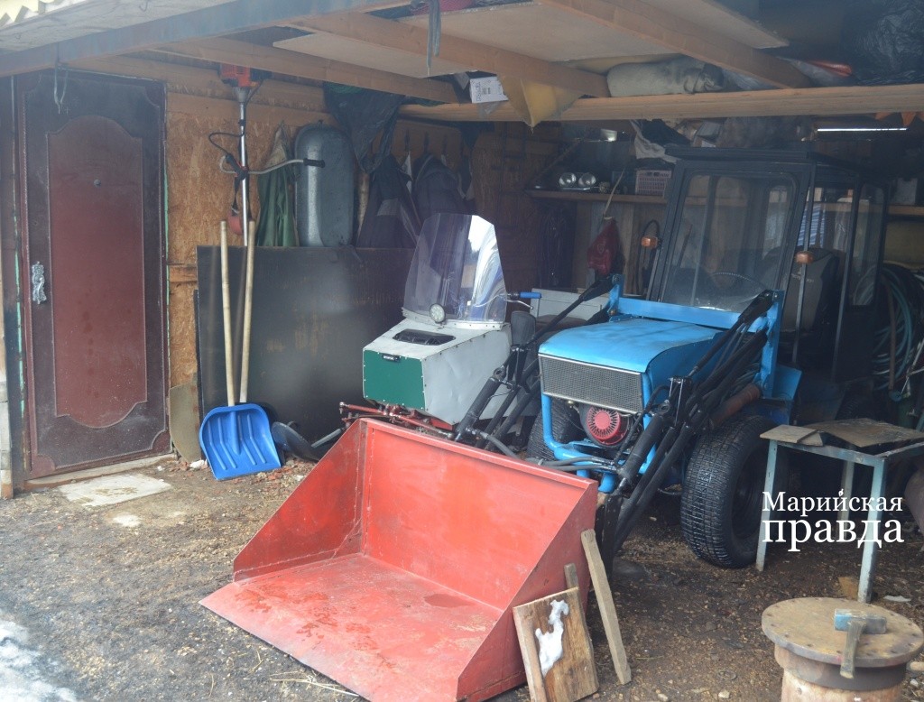 Самодельный снегоход и тракторишка с погрузчиком с наступлением весны уходят на заслуженный отдых..jpg