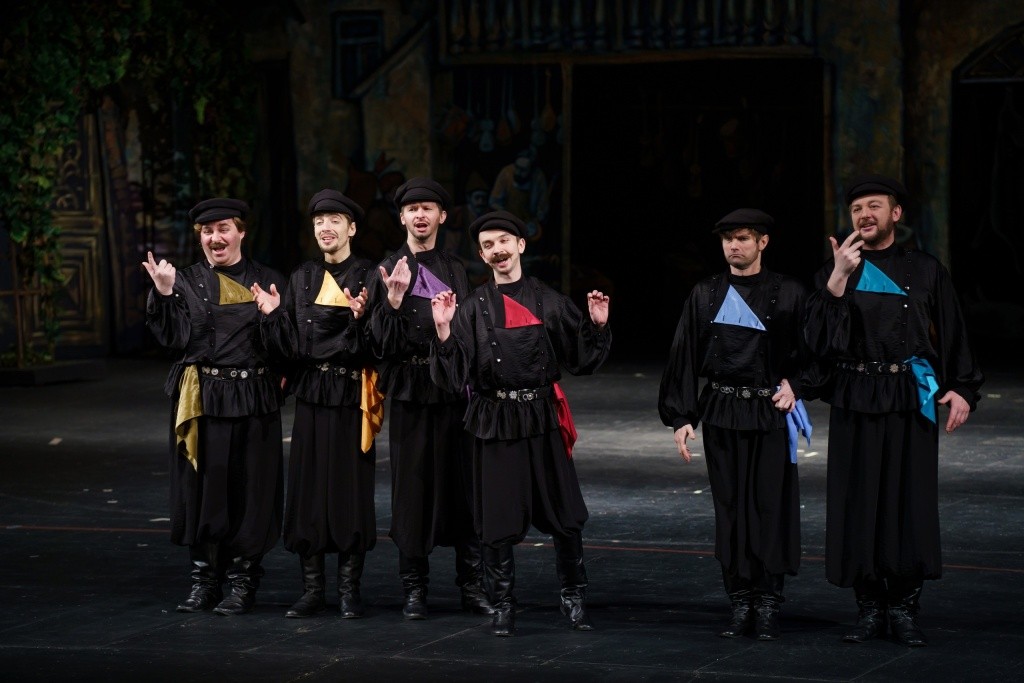 Без кинто спектакль представить сложно..jpg