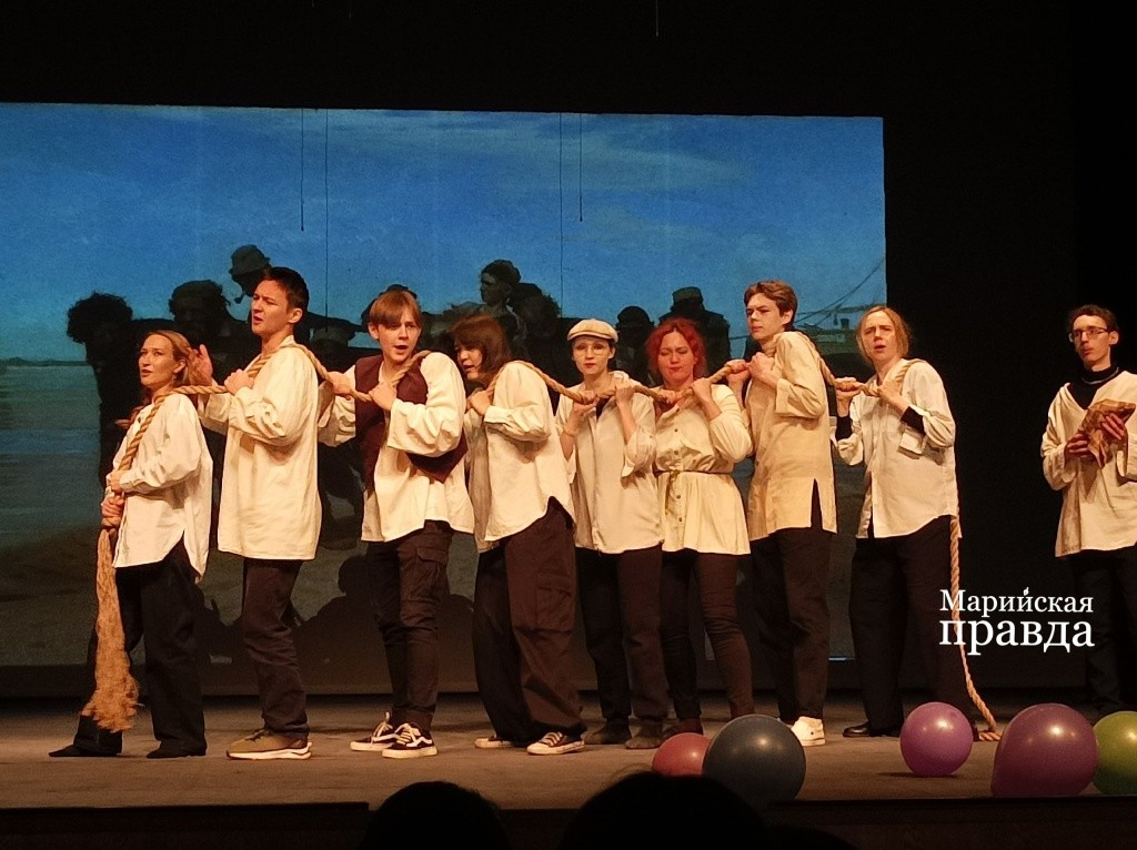 Номер Бурлаки в театре от Виртуозов вызвал бурю смеха и пложительных эмоций.jpg