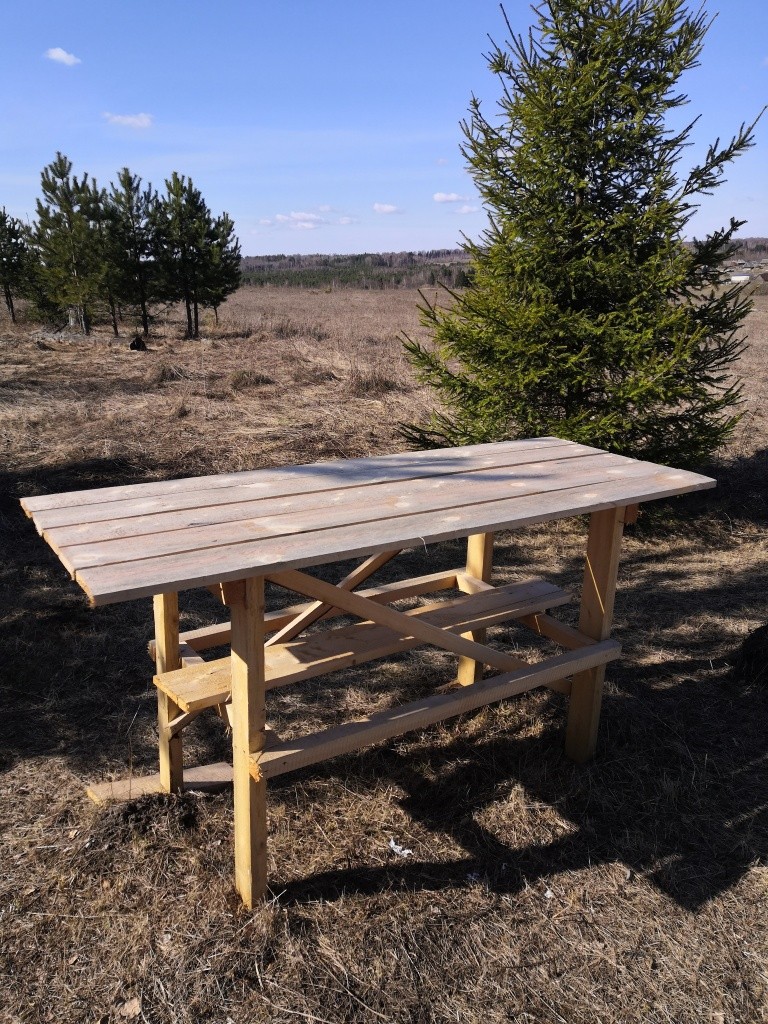Этот столик для общего пользования сколотил неутомимый ветеран Степан Эльтеров.jpg