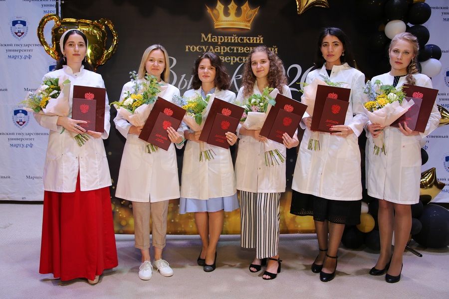 Выпускницы по специальности "Лечебное дело". Они завершили обучение с красным дипломом. Фото из архива вуза. МАРГУ медики.jpg