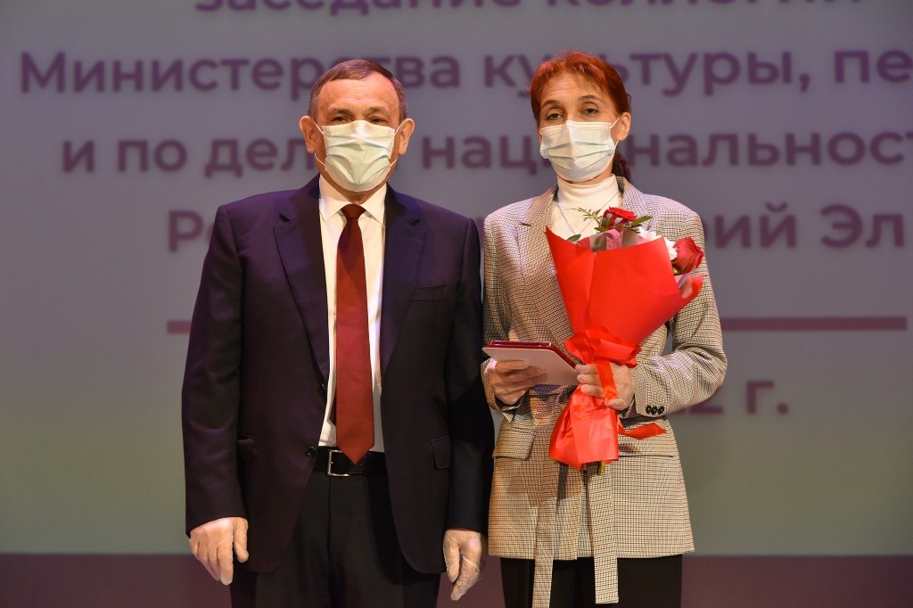 С корректором газеты Марийская правда Инной Пушкаревой. Фото предоставлено организационно-аналитическим управлением Главы РМЭ.jpg