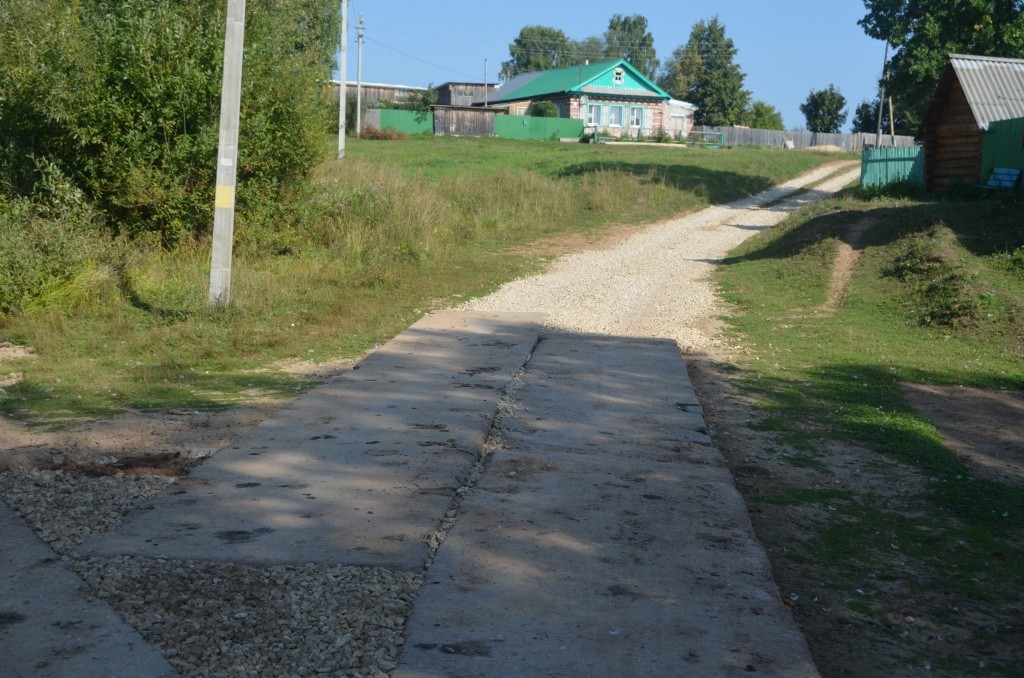 Люди заодно решили подремонтировать деревенскую дорогу.JPG