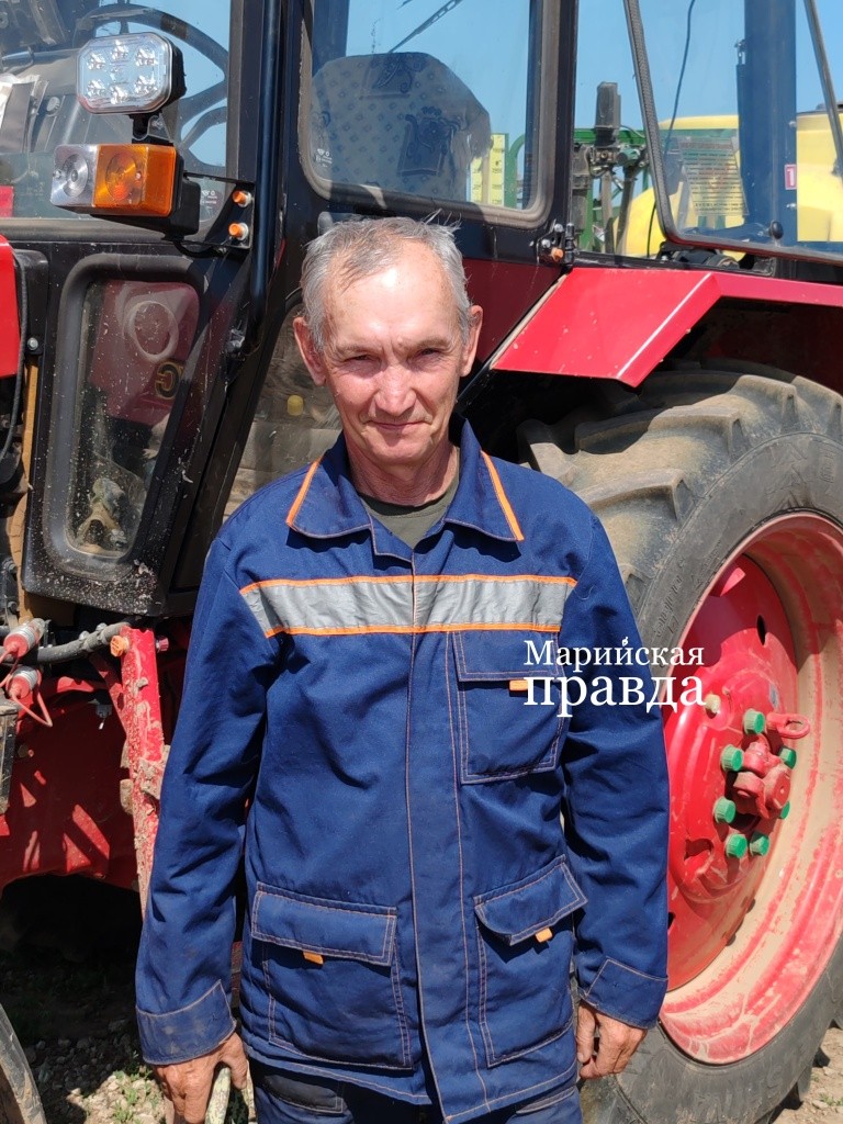 За штурвалом трактора Геннадий Иванов уже более 40 лет1.jpg