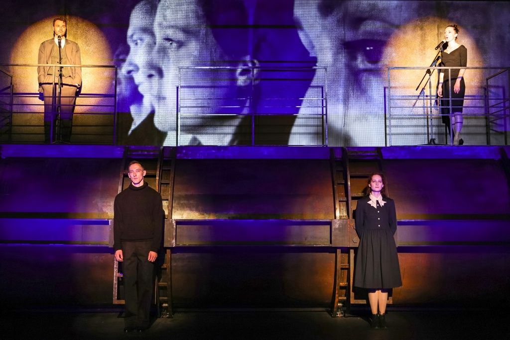 Сцена из спектакля Варшавская мелодия театра Мастеровые из Набережных Челнов. фото предоставлено русским театром.jpg