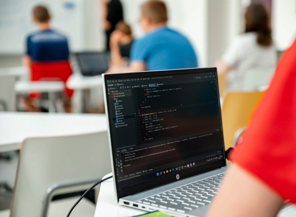 В феврале этого года Ростелеком представит онлайн курс по киберрискам и безопасности для детей, который будет адресован педагогам и родителям. Фото с официального сайта Минпросвещения России. e88640e122006f6200f3_2000x.jpg