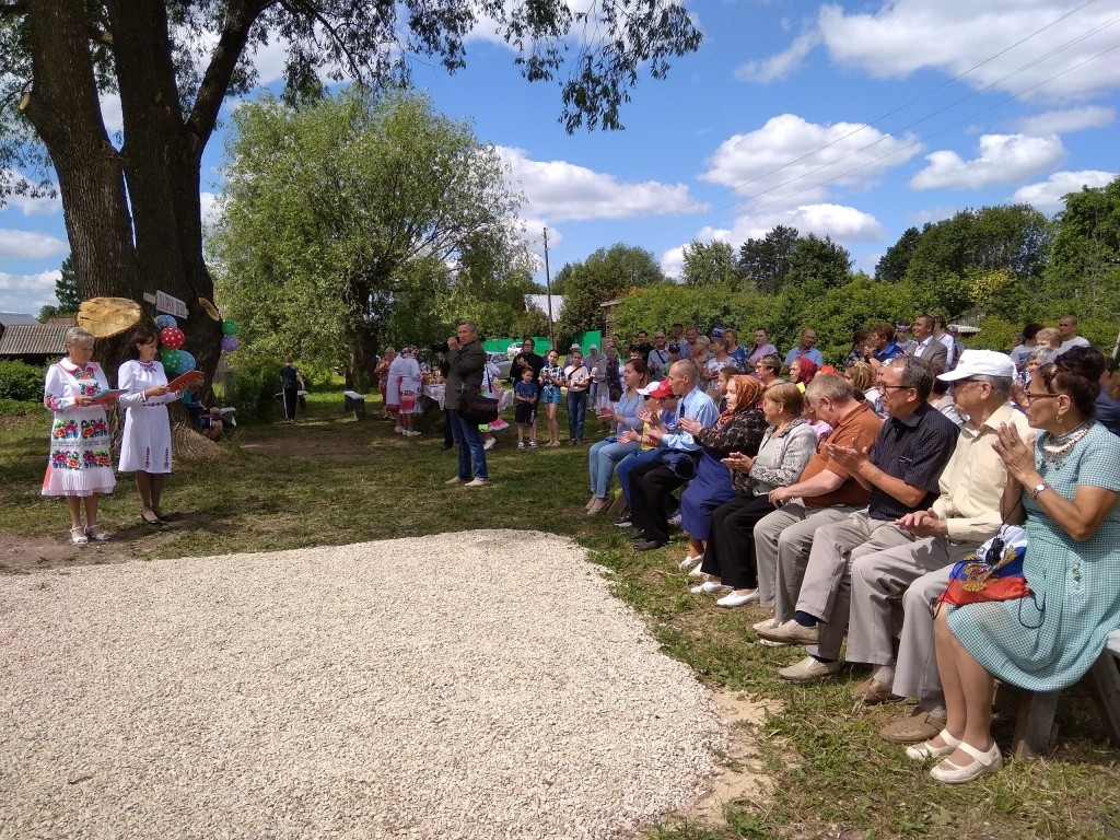 На праздник собралось много людей. На праздник собралось много людей.jpg