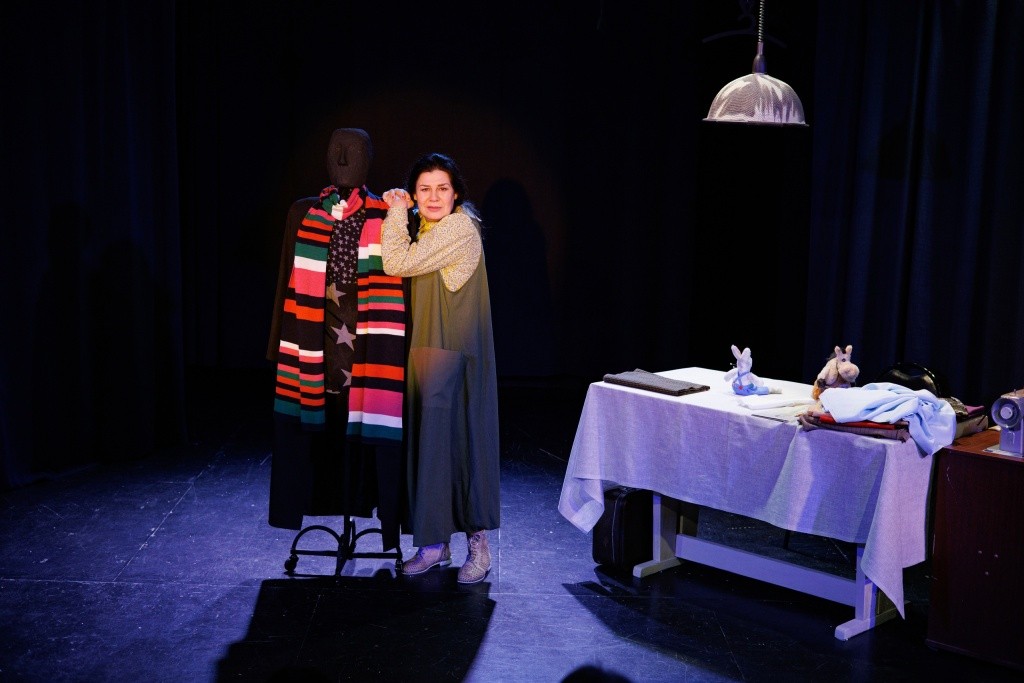 На сцене нет партнеров, но есть молчаливые помощники. Фото Ивана Пичушкина.jpg