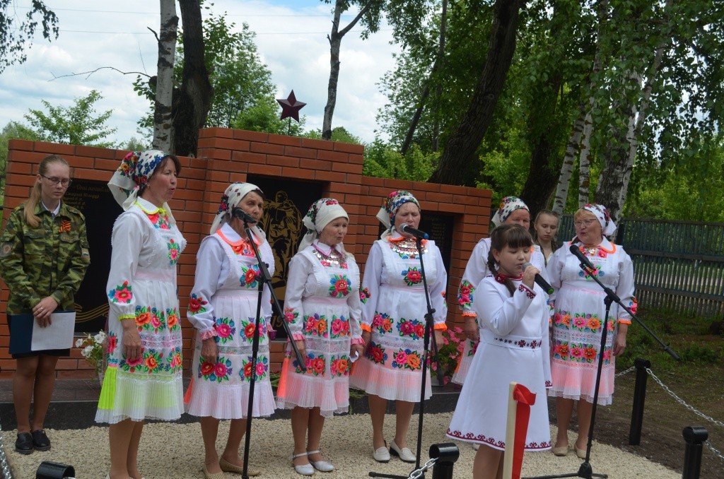 В этот день в деревне на двух языках звучали военные песни.jpg