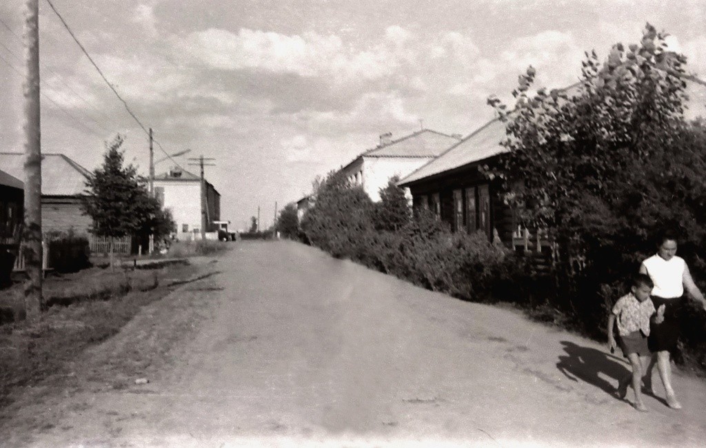 07.1971г. с.Медведево, ул.Лермонтова. Через 14 лет после строек..jpg