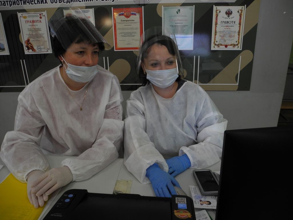 Председатель Надежда Николаева (слева), секретарь Галина Ласточкина. (Фото Натальи Кулишовой).