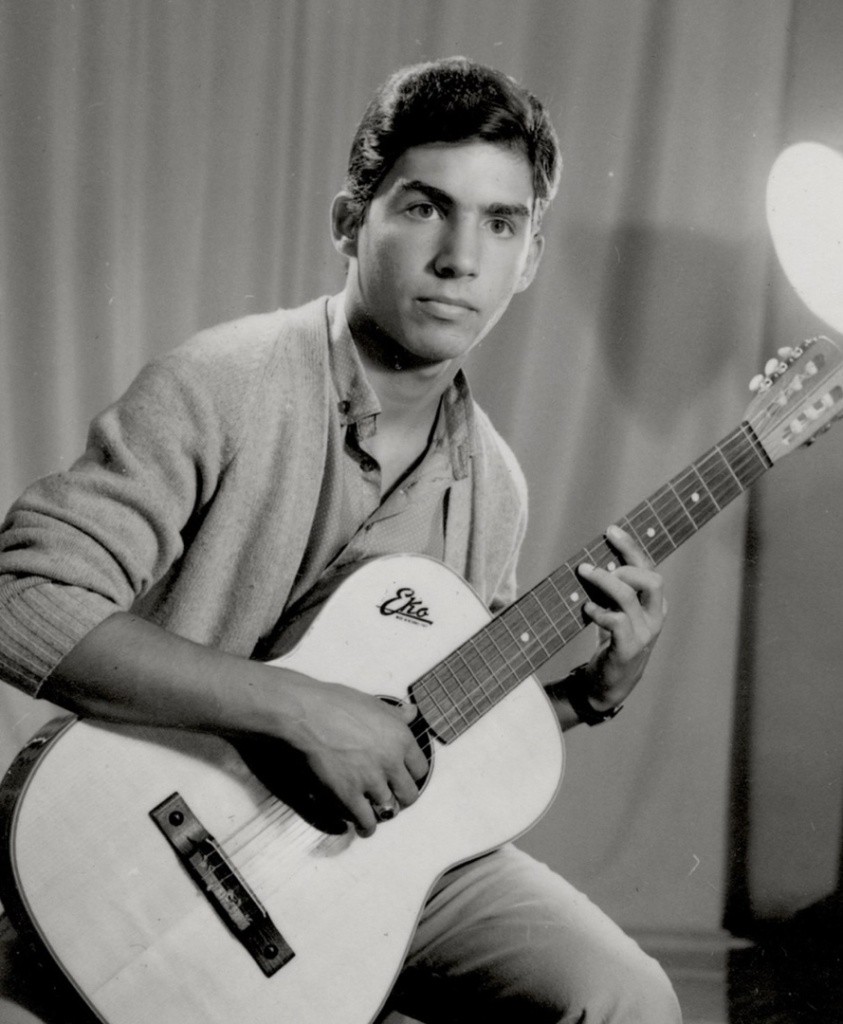 Молодй с гитарой.jpg