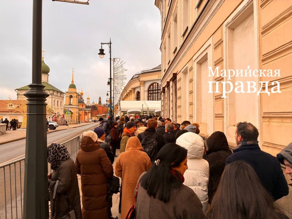 Очередь в Гостиный двор