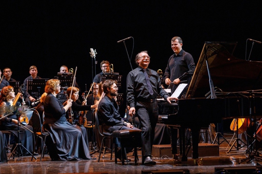 .jpg Великому Даниилу Крамеру дирижировать не просто ответственно,но и очень приятно. Фото Е. Никифорова.jpg