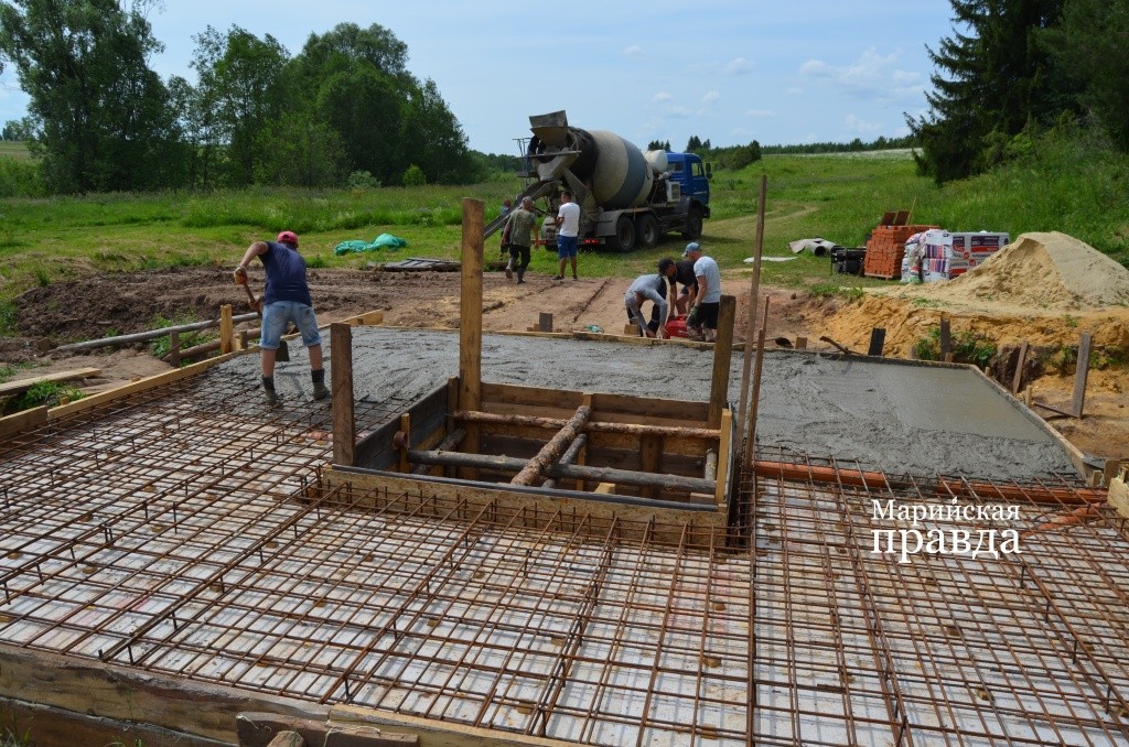 Заливка бетоном основания будущей купели. Заливка бетоном основания будущей купели..jpg