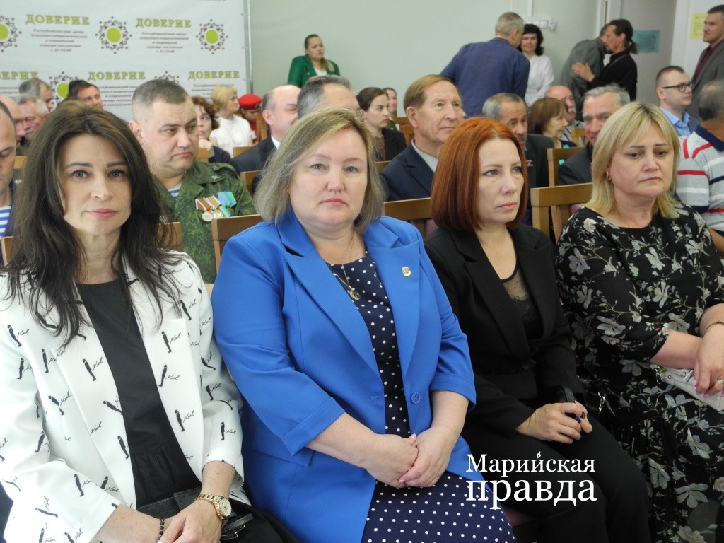 Ирина Шаймарданова поблагодарила Правительство и общественников от имени всех семей. (Фото Натальи Кулишовой/"Марийская правда").