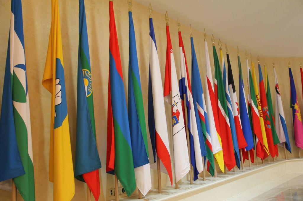 флаги на первом этаже.jpg