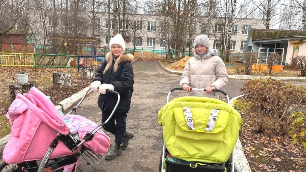 На прогулке с малышами. (Фото группы "Светильник" в ВК).