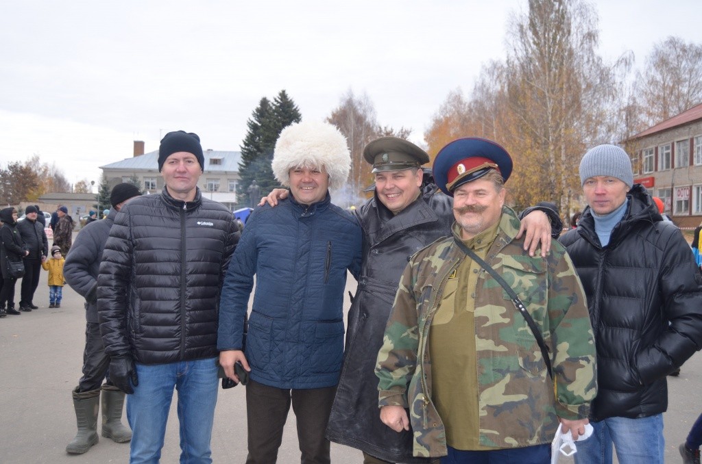 Веселые парни в казачьем антураже ретро автоколлекционеры из Чебоксар. Веселые парни в казачьем антураже ретро автоколлекционеры из Чебоксар.jpg