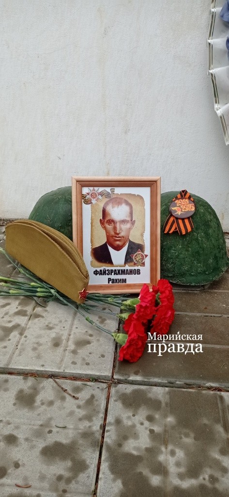 Ильфат оставил у обелиска портрет прадеда, букет цветов, пилотку и Георгиевскую ленточку 1.jpg