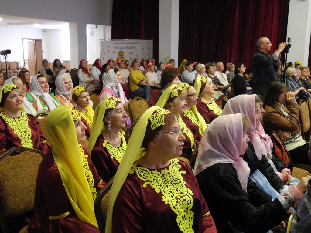 Самодеятельные артисты доскональны до самых мелочей костюмов. (Фото Натальи Кулишовой).