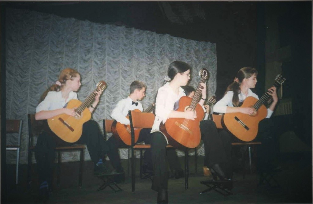 Ансамбль юных гитаристов под руководством Василия Чернова.jpg Ансамбль юных гитаристов под руководством Василия Чернова.jpg