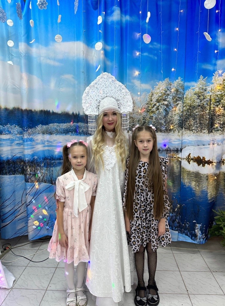 Ларина с дочками.jpg