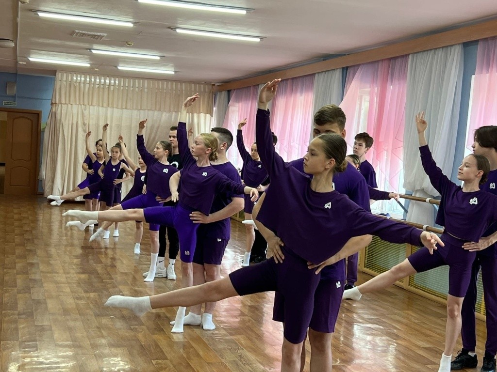 Занятия классикой - обязательная часть репетиционной программы. Фото предоставлено Жанной Шутылевой.jpg