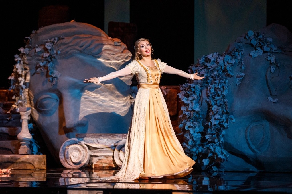 Музыка всегда меня ведет за собой, - говорит певица. Сцена из оперы Евгений Онегин. Ольга - Е.Одайкина.jpg