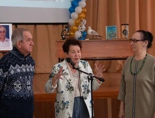 У микрофона в текст сайт.jpeg