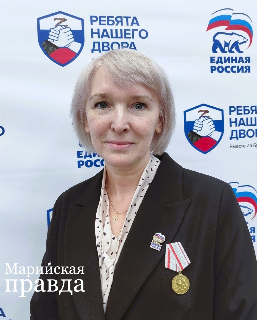 Елена Баранова со значком.jpg