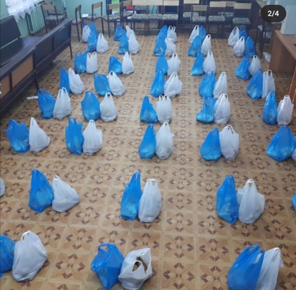 В холле общежития для студентов подготовлены пакеты с продуктами