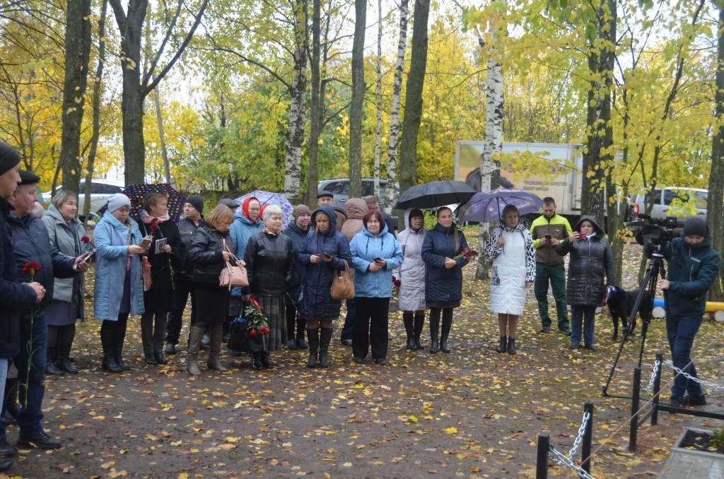 Не смотря на дождь, собралось много людей.jpg