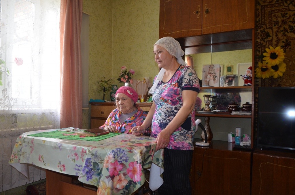 Раиса Гайнановна (справа) ухаживает 21 год за мамой, парализованной наполовину, и 11 лет за отцом. (Фото предоставлено пресс-службой Минсоцразвития РМЭ).