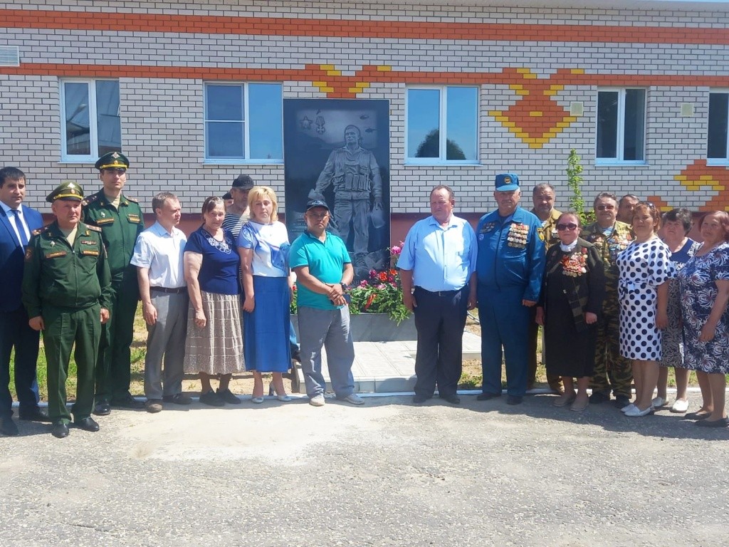 Участники церемонии открытия памятника. (Фото предоставлено Андреем Кулишовым).