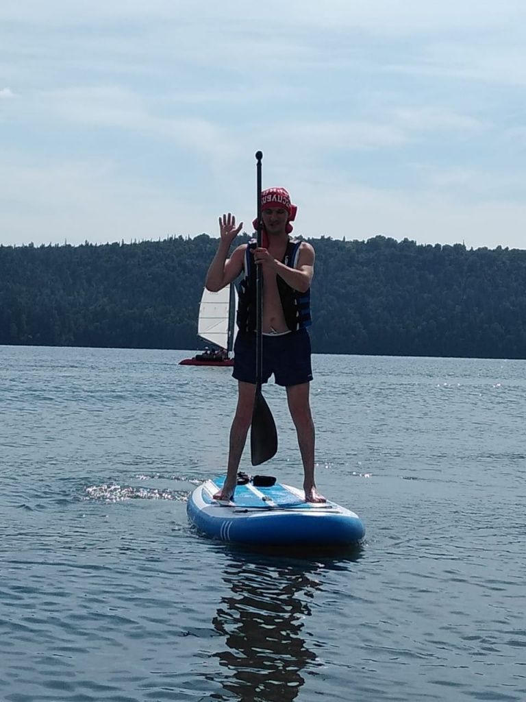 Учебные заплывы - на доске Алексею Максимову пришлись по душе. (Фото предоставлено Виталием Курзеневым).. Учебные заплывы - на доске Алексею Максимову пришлись по душе. (Фото предоставлено Виталием Курзеневым)..