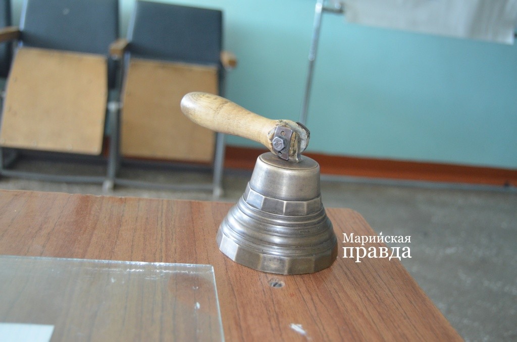 Этот антикварный колокольчик используют для последнего звонка..jpg