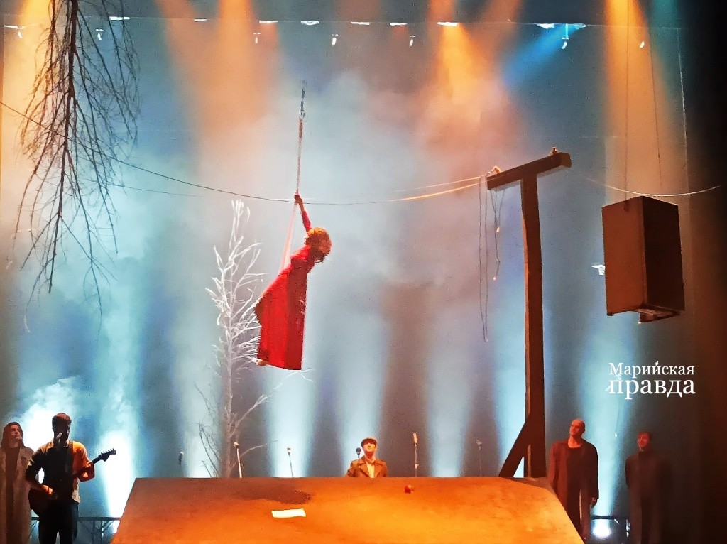 Космос театра из Ульяновска был настоящим открытием 20-го фестиваля Мост дружбы. Фото Марины Оленевой Марийская правда.jpg