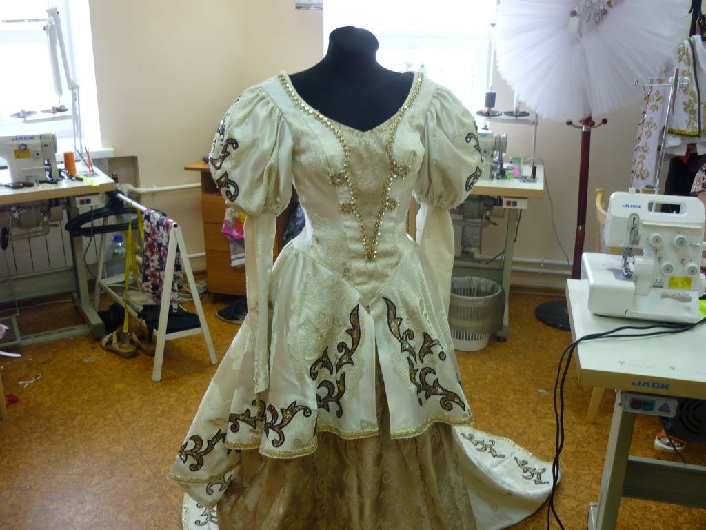 Основа этого платья- обычная портьера. Фото Марины Оленевой.JPG