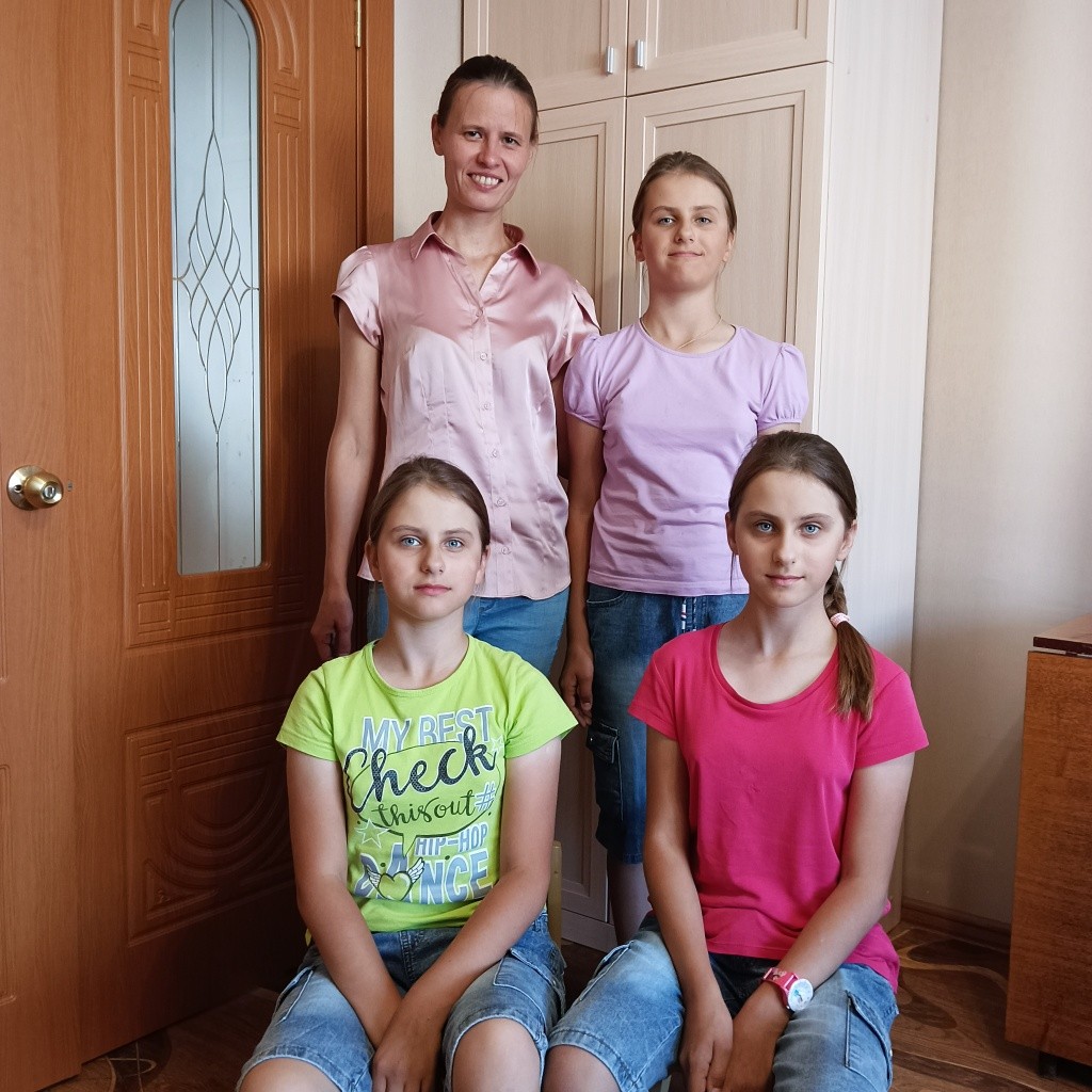 Ирина с дочками.jpg