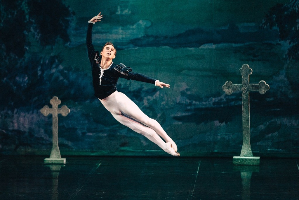 балет Жизель. Принц Альберт- Роман Стариков.jpg