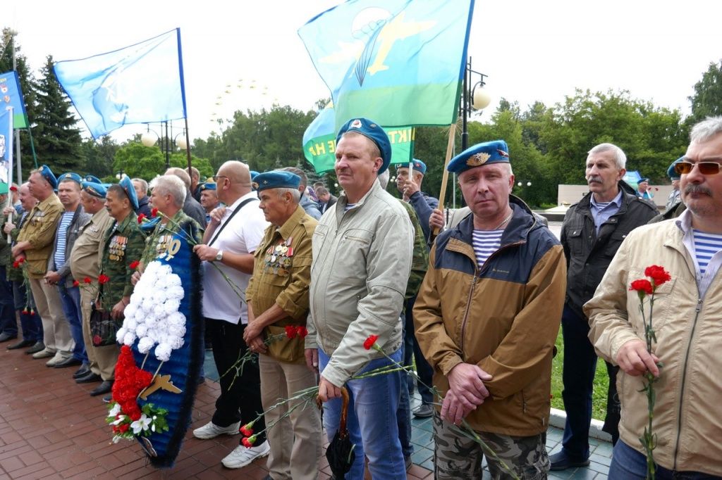 Участники митинга. (Фото регионального отделения ДОСААФ)