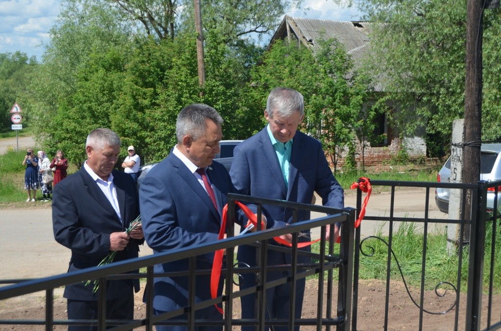 Леточку разрезают Райхан Тимурханов и глава администрации района Альфит Ибраев.jpg