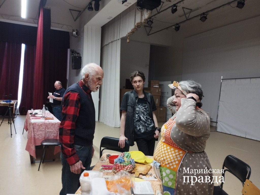 На репетиции главное уметь слушать и слышать режиссера. (Фото Натальи Кулишовой/"Марийская правда"). На репетиции главное уметь слушать и слышать режиссера. (Фото Натальи Кулишовой/"Марийская правда").