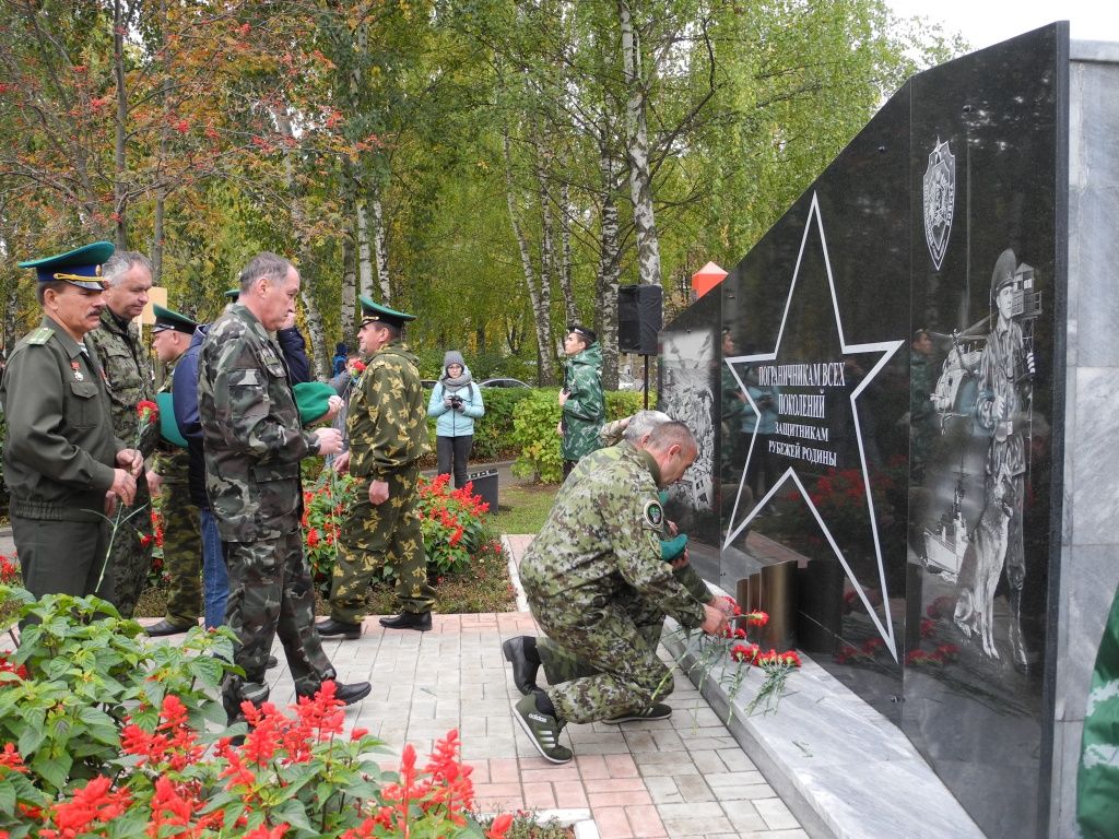 Цветы к памятнику. (Фото Натальи Кулишовой).